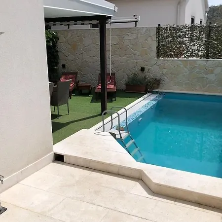 Seaside Family Friendly House With A Swimming Pool - 25216 *