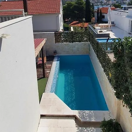 Seaside Family Friendly House With A Swimming Pool - 25216 Prázdninový dům