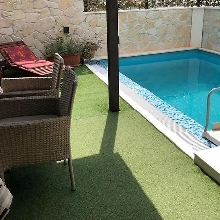 Seaside Family Friendly House With A Swimming Pool - 25216