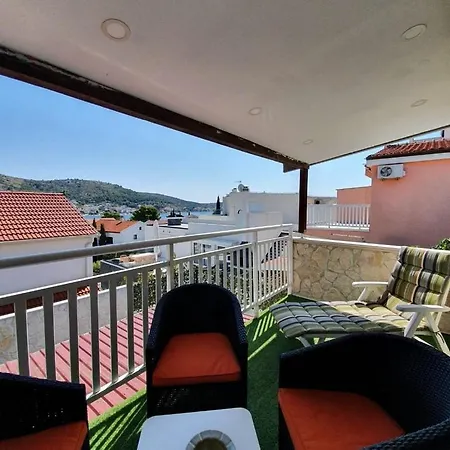 Seaside Family Friendly House With A Swimming Pool - 25216