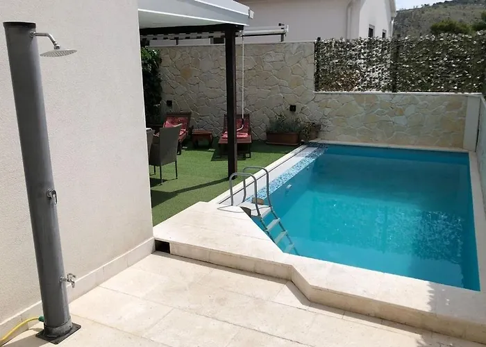 Seaside Family Friendly House With A Swimming Pool - 25216 *