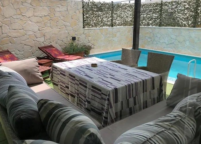 Дом отдыха Seaside Family Friendly House With A Swimming Pool - 25216