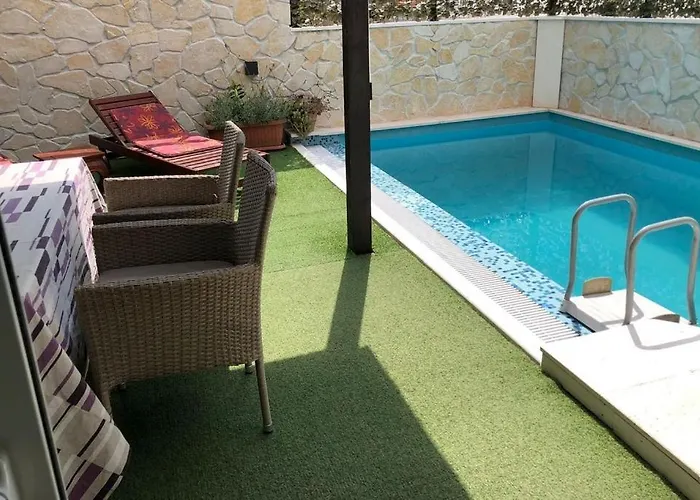 Seaside Family Friendly House With A Swimming Pool - 25216