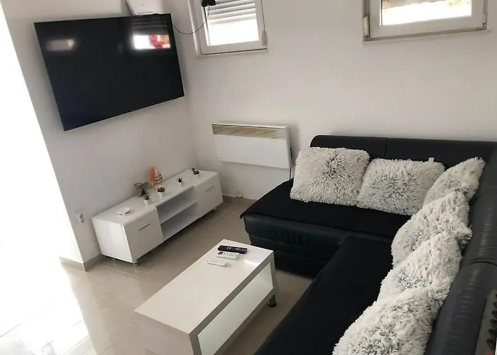 Сasa de vacaciones Seaside Family Friendly House With A Swimming Pool - 25216