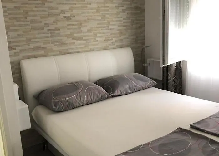 Сasa de vacaciones Seaside Family Friendly House With A Swimming Pool - 25216