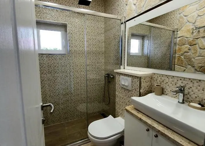 Дом отдыха Seaside Family Friendly House With A Swimming Pool - 25216 *