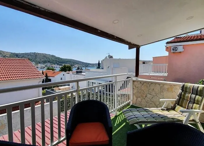 Seaside Family Friendly House With A Swimming Pool - 25216