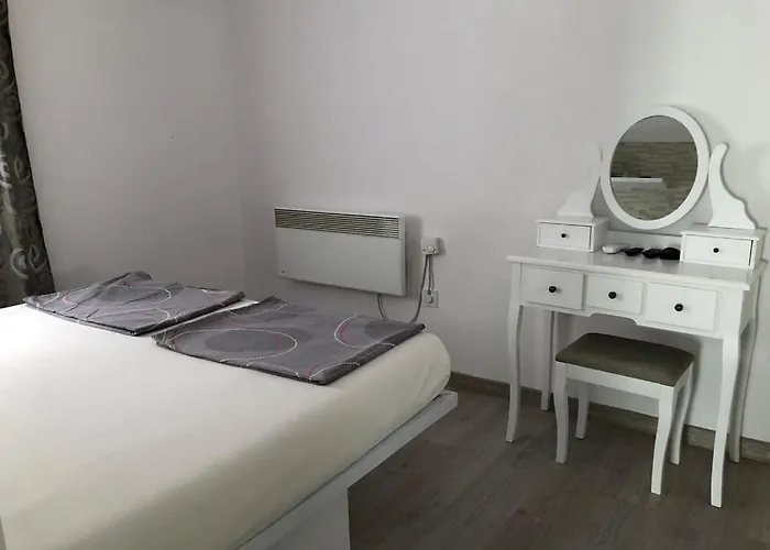 Сasa de vacaciones Seaside Family Friendly House With A Swimming Pool - 25216